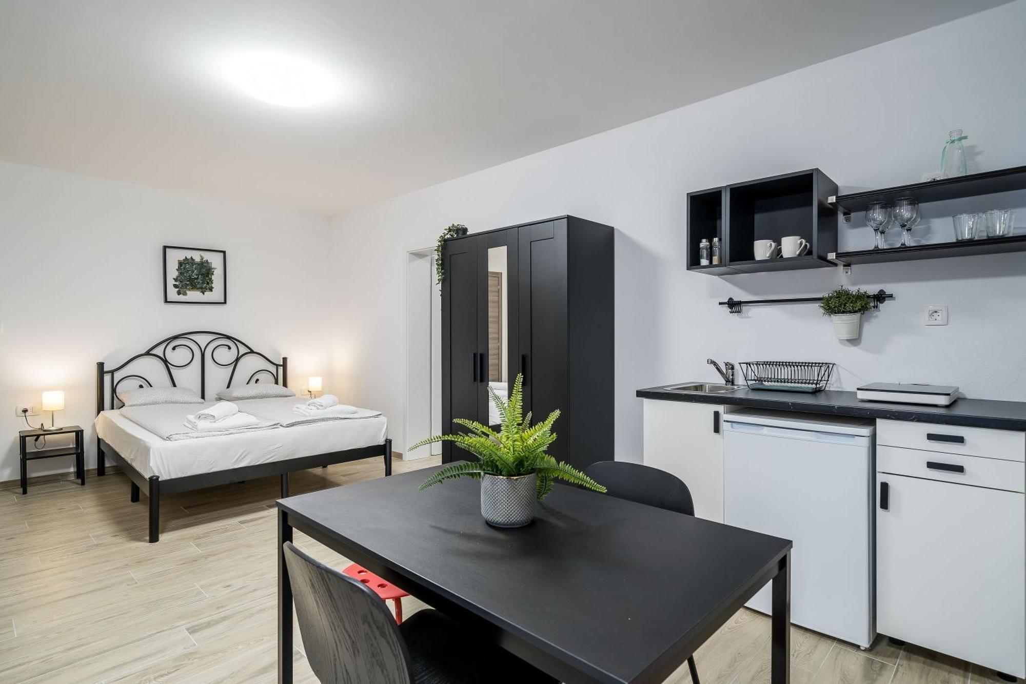 Residence & Pool Villa Schwarz Suites 챠브타트 객실 사진